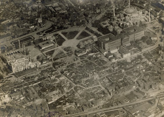 Istanbul, mosquées Sainte-Sophie et Sultan Ahmed, photo prise par la mission française aéronautique d’Orient, avril 1920.