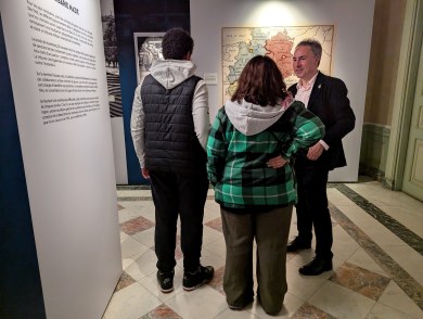 image montrant un commissaire présentant l'exposition