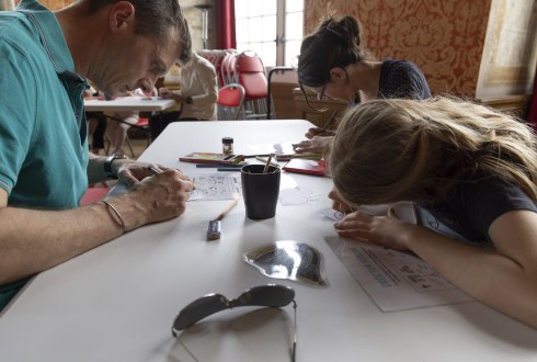 On voit des enfants et un adulte en train de faire une activité.