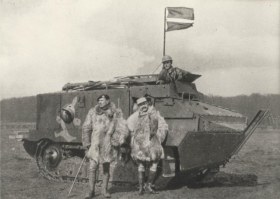 A gauche, le chef d'escadron Bossut devant l'un des chars d'assaut Schneider de son groupe. © ECPAD