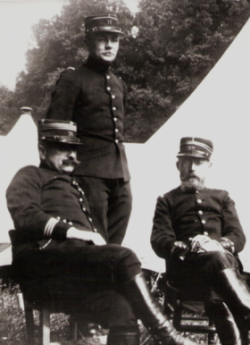 Manœuvres militaires de 1913. Charles Péguy est assis à droite